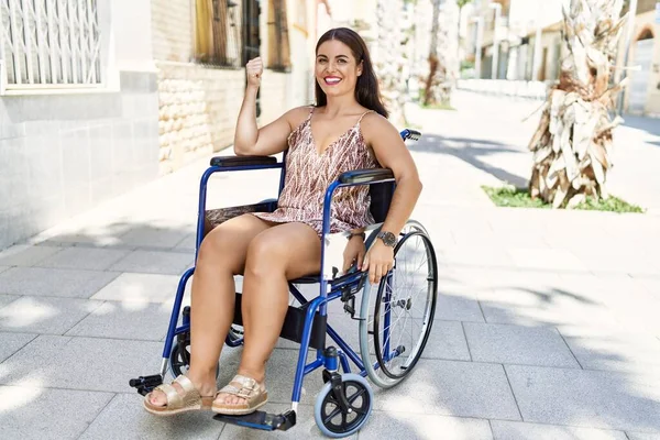 Молодая Брюнетка Женщина Сидит Инвалидной Коляске Открытом Воздухе Указывая Пальцем — стоковое фото