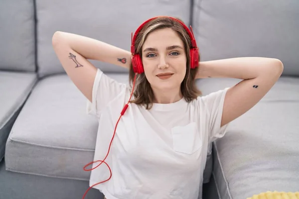 Молодая Женщина Слушает Музыку Расслабленной Руками Голове Дома — стоковое фото