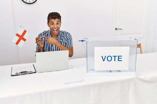 Jovem Homem Hispânico Bonito Eleição Campanha Política Segurando Bandeira Inglaterra — Fotografia de Stock