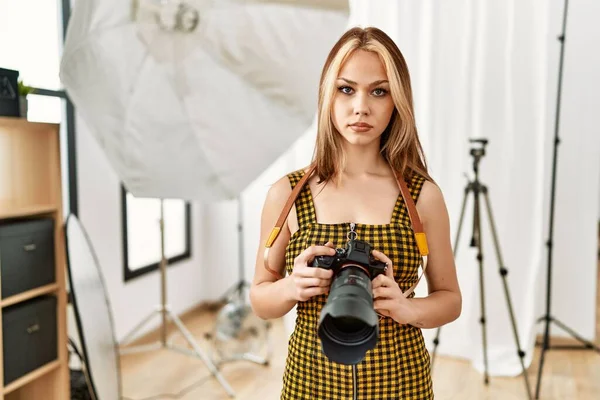 Young Caucasian Photographer Girl Holding Professional Camera Photography Studio Thinking — Stockfoto