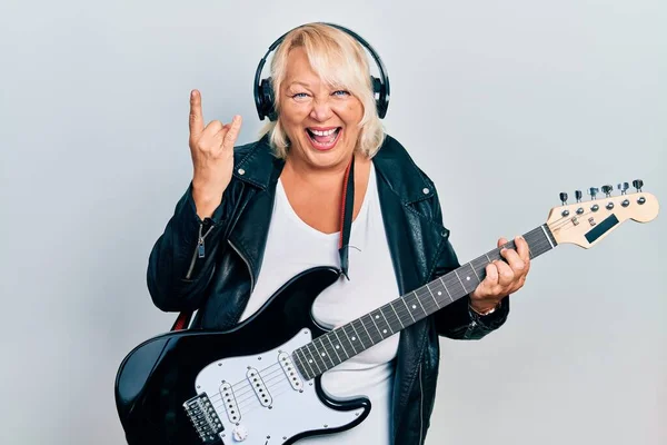 Middle Age Blonde Woman Playing Electric Guitar Doing Horns Sign — Stok fotoğraf