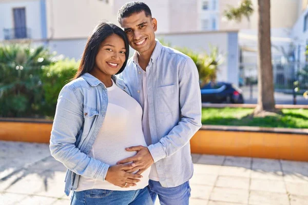 Jong Latijn Paar Verwachten Baby Knuffelen Elkaar Staande Park — Stockfoto