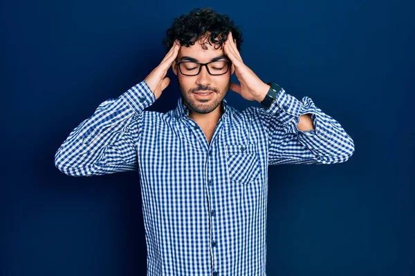 Ung Latinamerikansk Man Klädd Avslappnade Kläder Och Glasögon Med Hand — Stockfoto