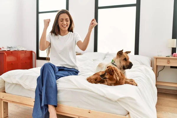 Jeune Femme Brune Assise Sur Lit Avec Deux Chiens Très — Photo