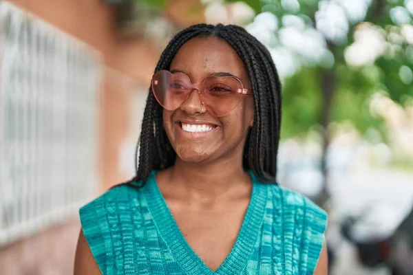 Afroamerykanka Uśmiecha Się Pewnie Nosząc Okulary Przeciwsłoneczne Ulicy — Zdjęcie stockowe