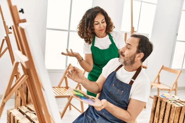 Sanat okulunda resim yapan orta yaşlı bir öğrenci ve öğretmen..