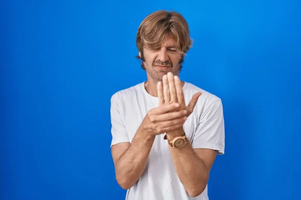 Mann Mittleren Alters Steht Vor Blauem Hintergrund Und Leidet Unter — Stockfoto