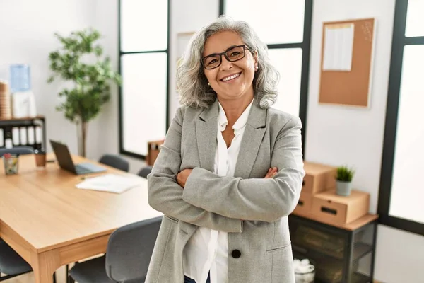 Middle Age Grey Haired Businesswoman Smiling Happy Standing Arms Crossed — Zdjęcie stockowe