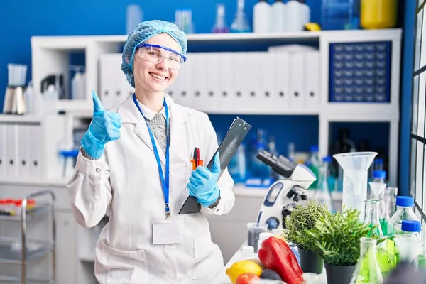 Krásná Žena Pracující Laboratoři Vědec Jídlem Usmívá Šťastný Pozitivní Palec — Stock fotografie