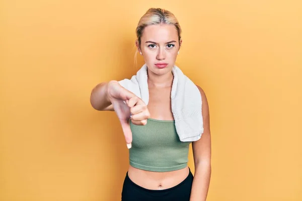 Mladá Blondýnka Sportovním Oblečení Ručníku Vypadala Nešťastně Rozzlobeně Ukazovala Odmítavé — Stock fotografie