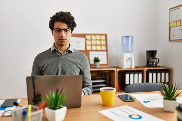 Homem Hispânico Jovem Vestindo Estilo Negócios Sentado Mesa Escritório Cético — Fotografia de Stock