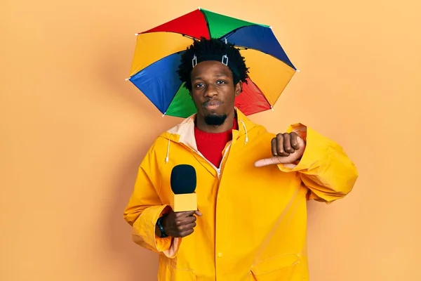Jovem Jornalista Afro Americano Vestindo Capa Chuva Amarela Chapéu Guarda — Fotografia de Stock
