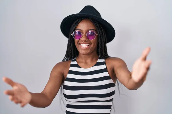 Молодой Африканский Американец Косичками Шляпе Солнцезащитных Очках Смотрит Камеру Улыбаясь — стоковое фото