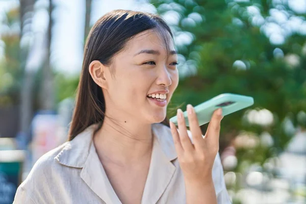 Parkta Akıllı Telefondan Konuşan Kendine Güvenen Çinli Bir Kadın — Stok fotoğraf