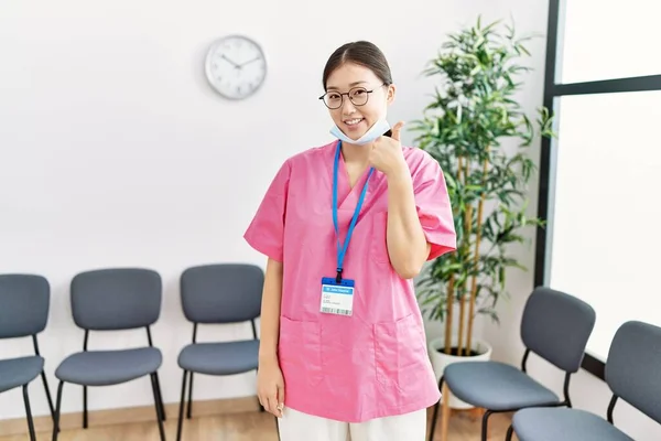 Joven Asiática Enfermera Mujer Sala Espera Médica Haciendo Felices Pulgares — Foto de Stock