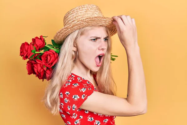Красивая Белая Женщина Светлыми Волосами Держащая Букет Красных Роз Злая — стоковое фото