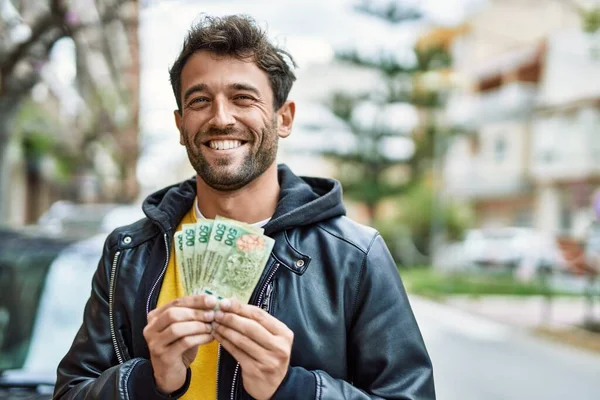 Красивый Латиноамериканец Бородой Держит 500 Аргентинских Песо Банкнот Улице — стоковое фото