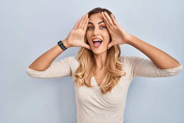 Mujer Rubia Joven Pie Sobre Fondo Aislado Sonriendo Alegre Jugando — Foto de Stock