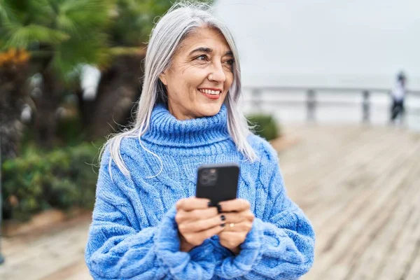 Mulher Cabelos Grisalhos Meia Idade Sorrindo Confiante Usando Smartphone Beira — Fotografia de Stock