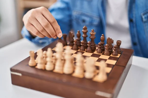 Νεαρός Άραβας Παίζει Σκάκι Καθισμένος Στο Τραπέζι Στο Σπίτι — Φωτογραφία Αρχείου