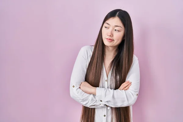 Chinês Jovem Mulher Sobre Fundo Rosa Olhando Para Lado Com — Fotografia de Stock