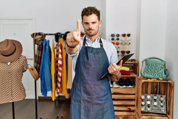 Stilig Ung Man Som Arbetar Som Chef Butik Pekar Med — Stockfoto