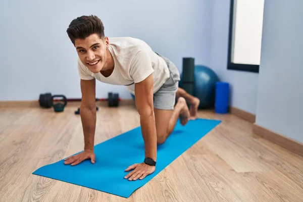 Young Hispanic Man Smiling Confident Training Abs Exercise Sport Center — ストック写真