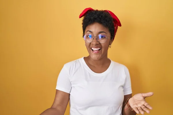 Joven Mujer Afroamericana Pie Sobre Fondo Amarillo Sonriendo Alegre Con — Foto de Stock