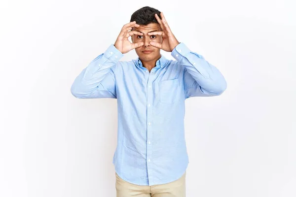 Молодой Латиноамериканец Деловой Рубашке Стоящий Изолированном Фоне Пытается Открыть Глаза — стоковое фото