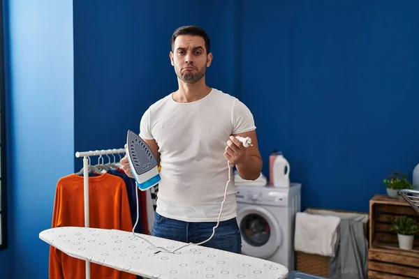 Jovem Hispânico Com Barba Engomando Roupas Casa Deprimido Preocupar Com — Fotografia de Stock