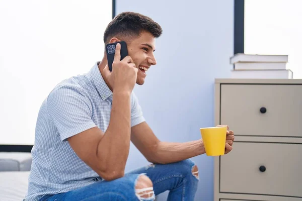 Genç Spanyol Adam Kahve Içiyor Evde Akıllı Telefondan Konuşuyor — Stok fotoğraf