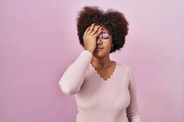 ピンクの背景に立っている若いアフリカ系アメリカ人の女性は 半分の顔 口を手で覆い疲れて叫んでいる 痛みで顔が痛い — ストック写真