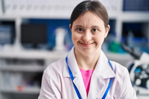 Νεαρή Γυναίκα Σύνδρομο Επιστήμονας Χαμογελά Αυτοπεποίθηση Στέκεται Στο Εργαστήριο — Φωτογραφία Αρχείου