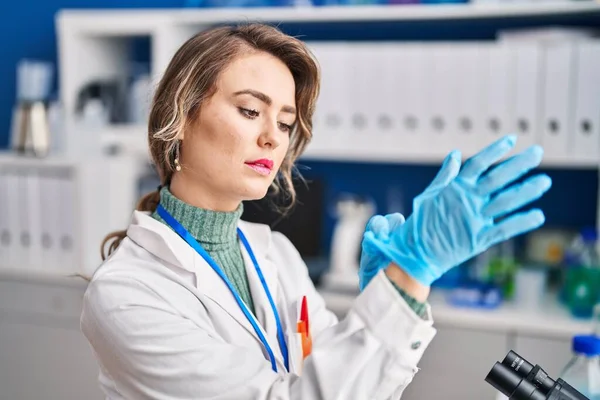 Young Woman Scientist Wearing Gloves Laboratory — Foto de Stock