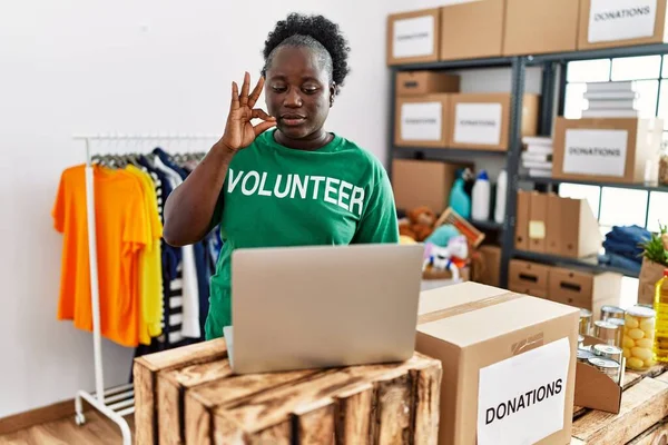 Young African American Woman Wearing Volunteer Uniform Speaking Using Deaf — Stock Photo, Image