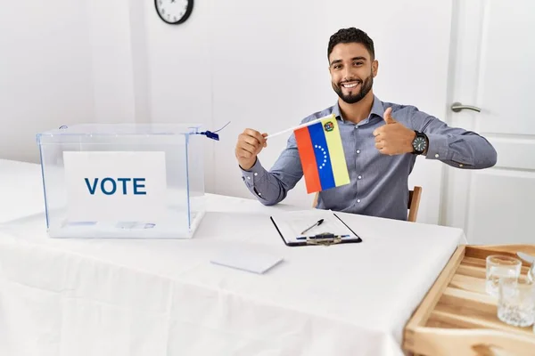 Joven Hombre Guapo Con Barba Las Elecciones Campaña Política Sosteniendo —  Fotos de Stock