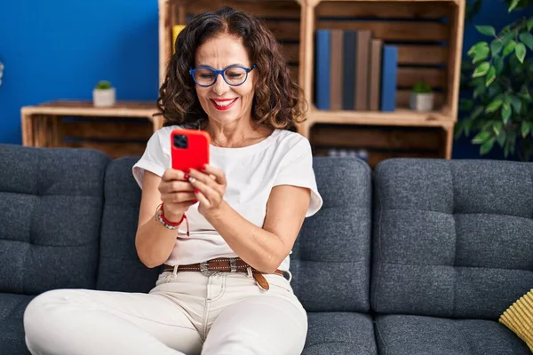 Middle Age Hispanic Woman Using Smartphone Home — Stock Photo, Image