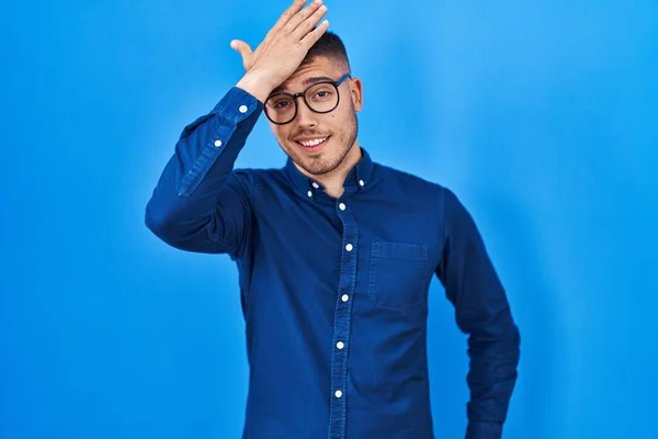 Νεαρός Ισπανός Που Φοράει Γυαλιά Πάνω Από Μπλε Φόντο Έκπληκτος — Φωτογραφία Αρχείου