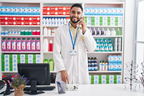 Jonge Arabische Man Apotheker Aan Telefoon Met Behulp Van Computer — Stockfoto