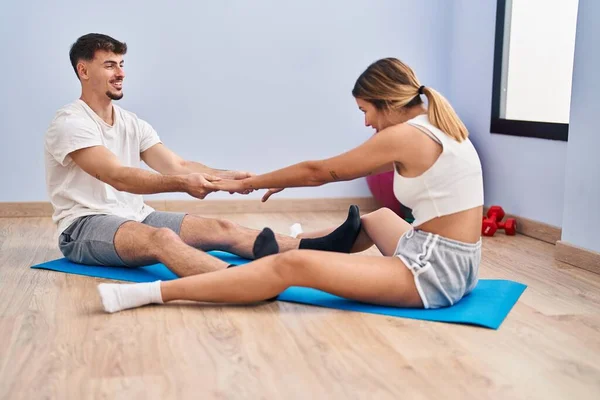 Young Man Woman Couple Smiling Confident Stretching Sport Center — Stockfoto