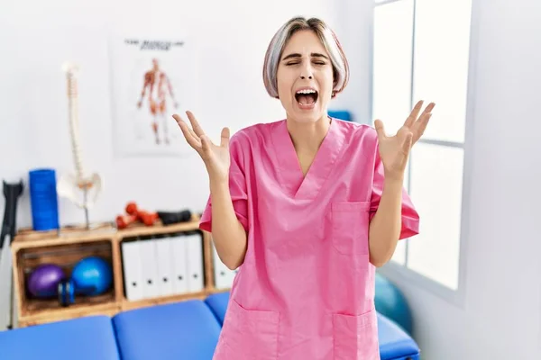 Jovem Enfermeira Que Trabalha Clínica Recuperação Dor Celebrando Louco Louco — Fotografia de Stock