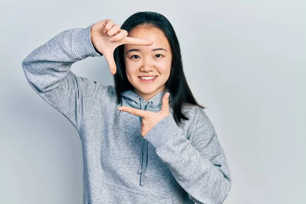 Mladá Číňanka Neformálním Oblečení Úsměvem Vytváří Rámeček Rukama Prsty Šťastnou — Stock fotografie