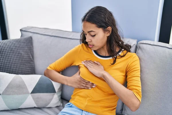 Junge Afroamerikanerin Untersucht Brust Hause Auf Sofa — Stockfoto