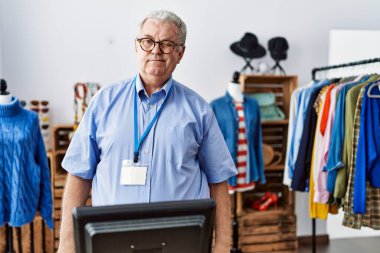 Perakende mağazasında müdür olarak çalışan yaşlı adam kameraya seksi bir ifadeyle bakıyor, neşeli ve mutlu bir yüzle.. 