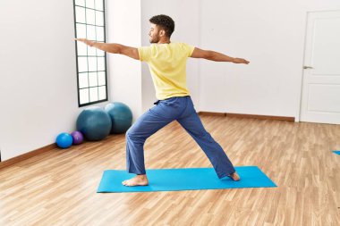 Genç Arap sporcu gülümseyen, spor merkezinde yoga eğitimi veren mutlu adam..
