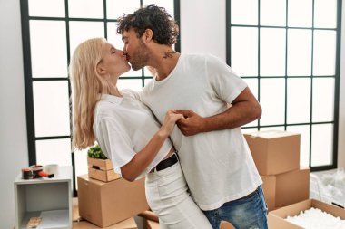 Genç ve güzel bir çift yeni evinde mutlu bir şekilde dans ediyor.