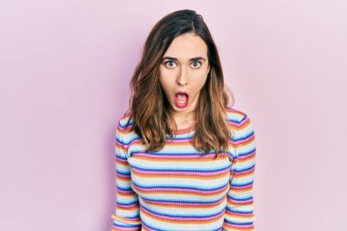 Gündelik kıyafetler giyen genç İspanyol kız şaşkınlık ve şaşkınlık dolu bir ifade, korku ve heyecanlı bir yüz ifadesiyle şoka girdi.. 