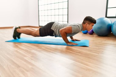 Spor merkezinde karın kaslarını çalıştıran genç bir İspanyol.