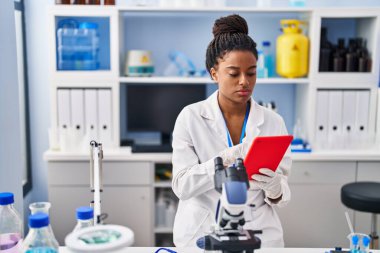 Laboratuvarda çalışan Afrikalı Amerikalı kadın bilim adamı.