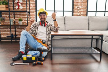 Hareket servisi üzerinde çalışan sakallı genç İspanyol bir adam bir fikir ya da soruyla şaşırdı ve mutlu bir yüzle işaret etti. 